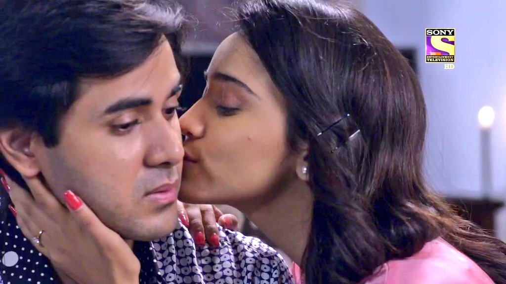 Forehead kiss: "i am sorry for taking too long baby, but thank you for respecting my wishes"Cheek kiss: "let bygones be bygones & turn your passion on, behold me in your arms & burn me in your love" #YehUnDinonKiBaatHai