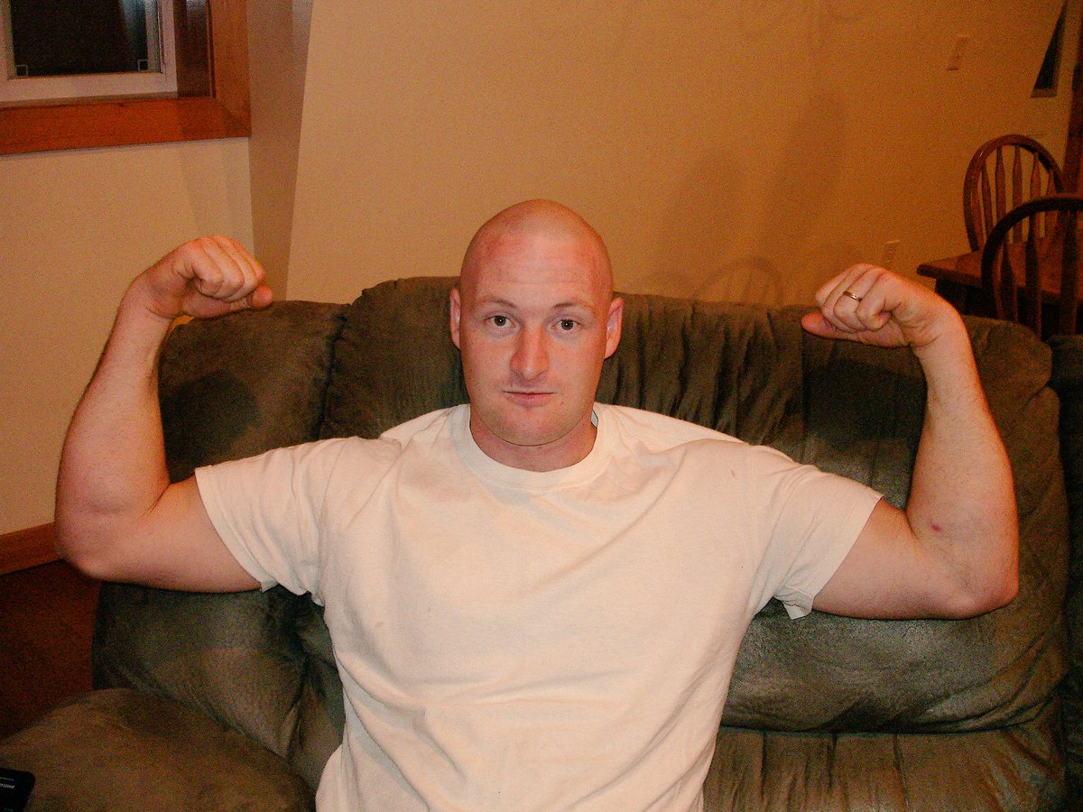 SmartEasyDIY's tweet image. Throwback to one time when I shaved my head. @ZacksJerryRig you think I should do it again? 😁