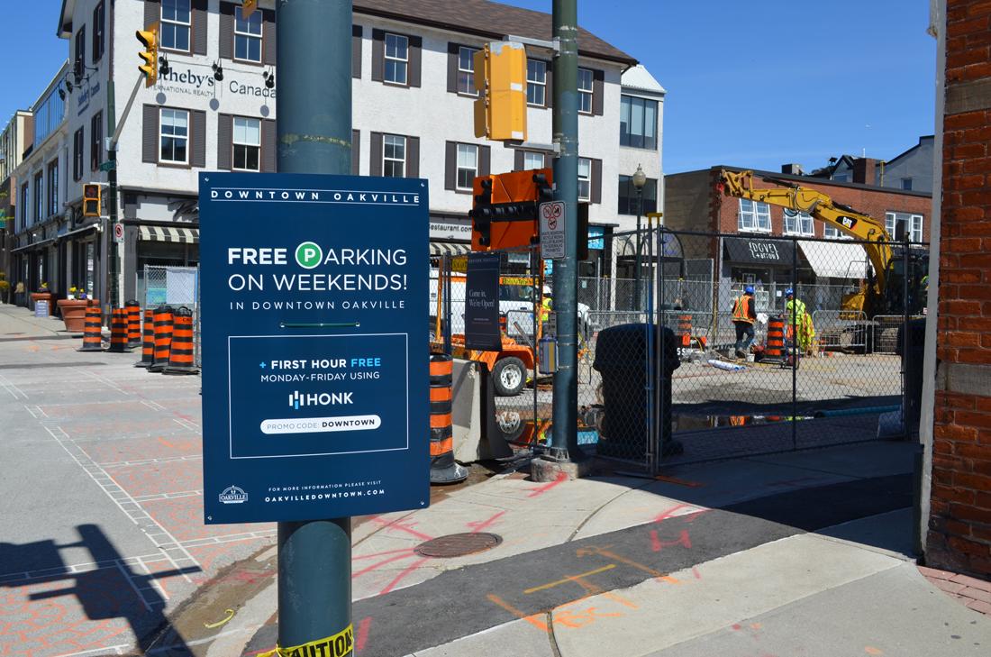 townofoakville's tweet photo. During Lakeshore Road reconstruction, Downtown Oakville is open for business! Take advantage of FREE parking offers with the #HonkMobile app and promo code DOWNTOWN. Learn more: https://t.co/HtLY4ju9ug https://t.co/Z34ORXUJzK
