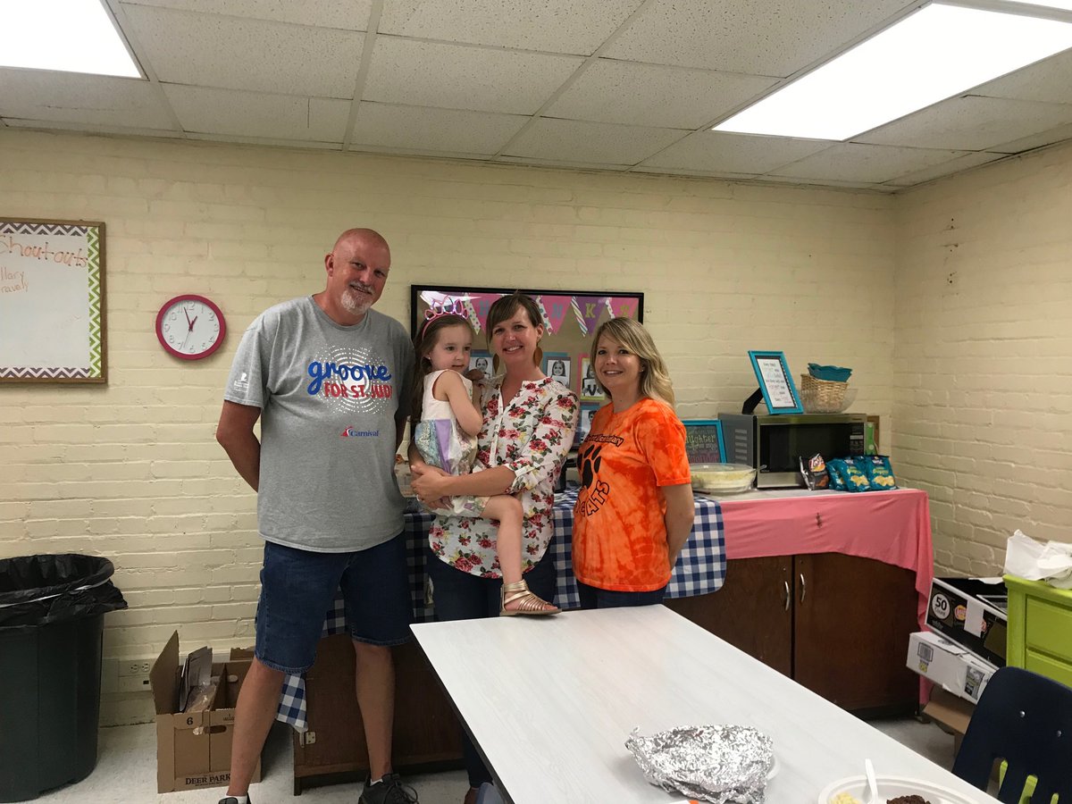 sandra_clement4's tweet photo. Thanks SES PTO for the delicious Teacher Appreciation cookout! ⁦@lisastovall12⁩ ⁦@Abaker1919⁩ https://t.co/WhAzYjZMfl