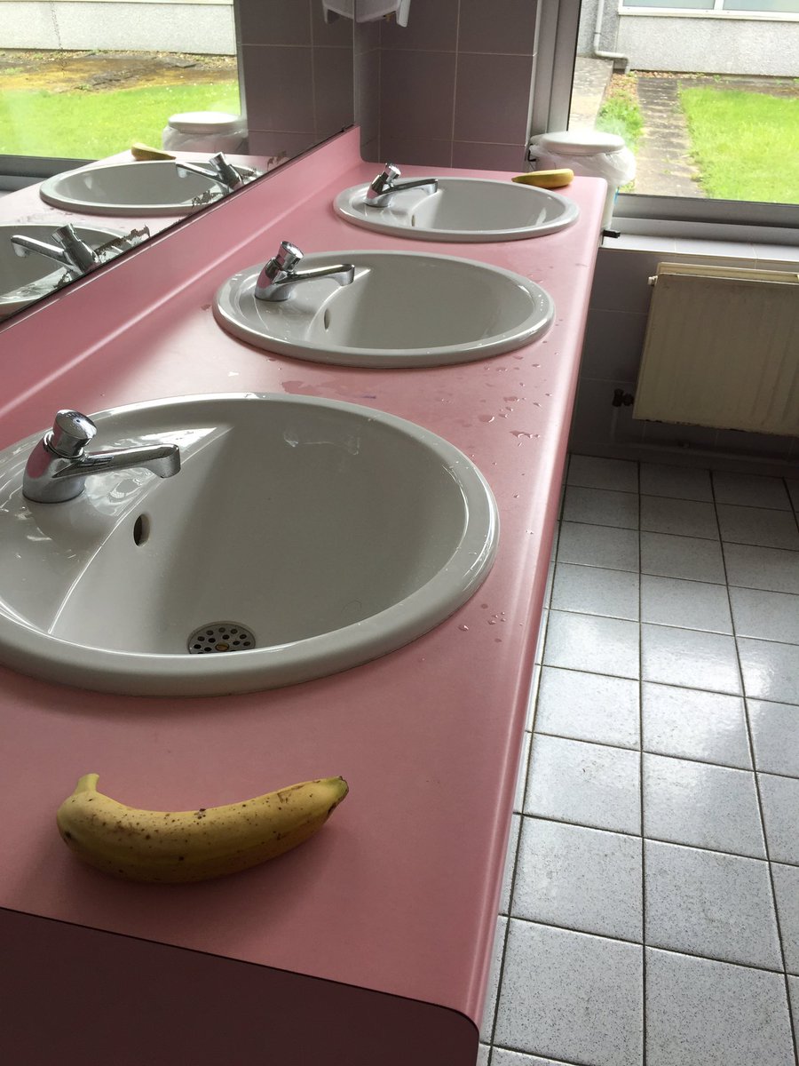 Storytime: j’ai trouvé deux bananes aux lavabos des WC du rdc du bâtiment D.Comment sont-elles arrivées là ? Quelle est leur destinée? Leur rôle ?Notre monde est-il menacé ? Buzzfeed unsolved en pls