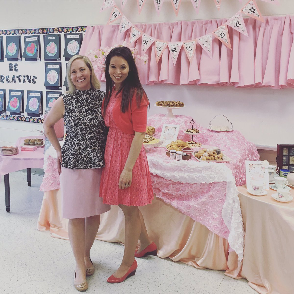 MrsDelaneyOCSB's tweet photo. We had so much fun celebrating all the amazing moms at our Mommy & Me Tea Party! @LappaSTM @ThomasMoreOCSB #ocsbCathEdWeek https://t.co/1flO5ZI5by