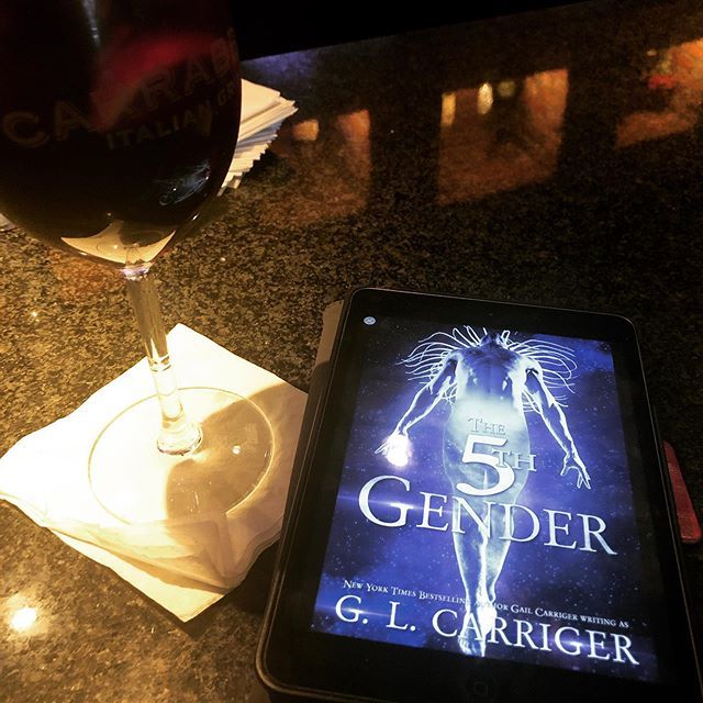 jessisreading's tweet photo. When you’re an hour early for dinner #barreading #wheninromance #galleybrag https://t.co/crNLoIEf5d https://t.co/Vd5HV8CUJP