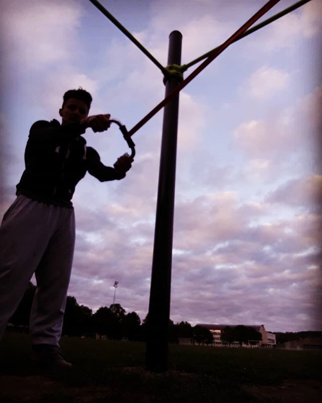 johanfreelance's tweet photo. Entrainement avec bande resistante ♨️ #elasticband #trainergamefitness #outdoorgym #hammiesandglute #rowing #workoutinprogress #accessoriofuncionnales
#fitness #functionnaltraining #gymarticulaire
#gymusculaire #gymdouce #gymenergique #bandedresistancetr… https://t.co/9EdC8JRGrX https://t.co/wUDDpiS6MQ