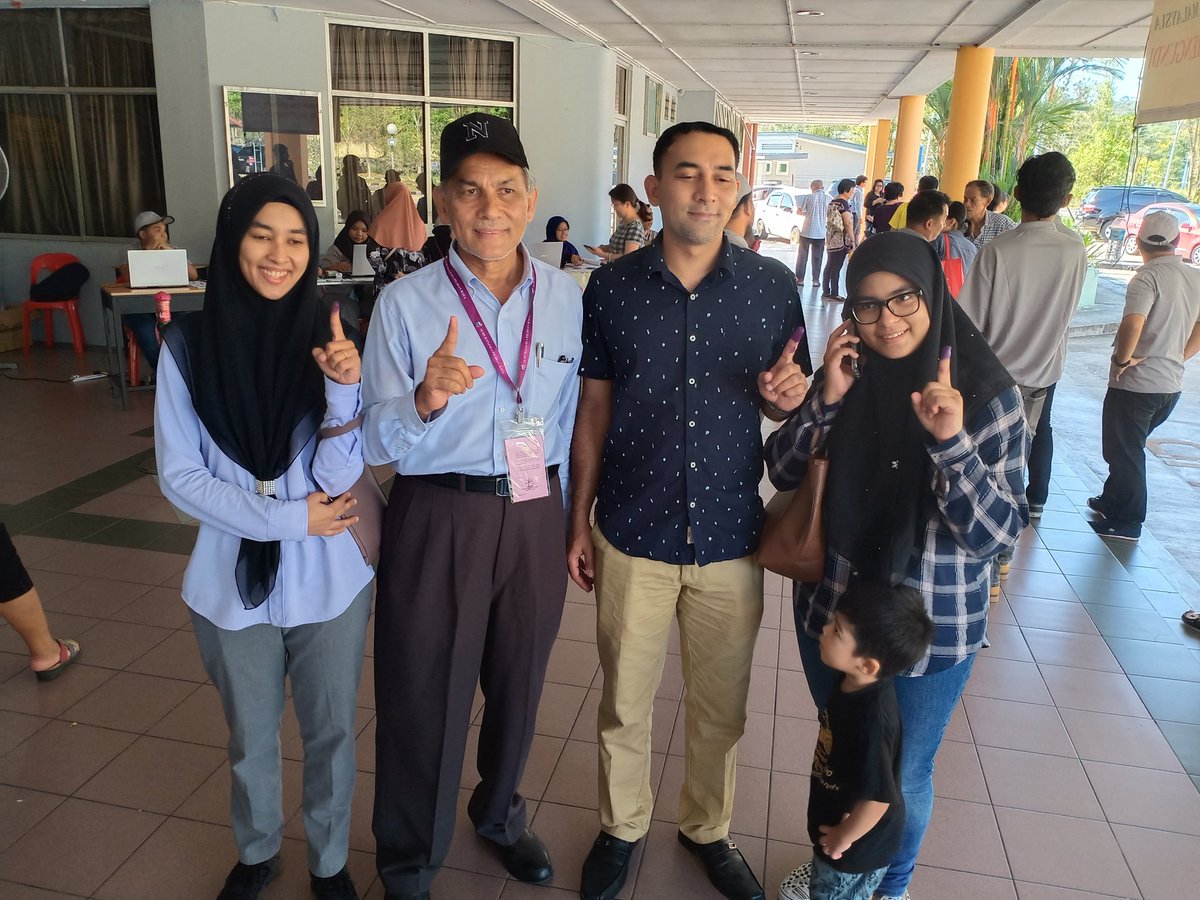 Calon bebas PRK Sandakan, Hamzah Abdullah bersama anak-anak beliau untuk mengundi di SM Yu Yuan. @501Awani