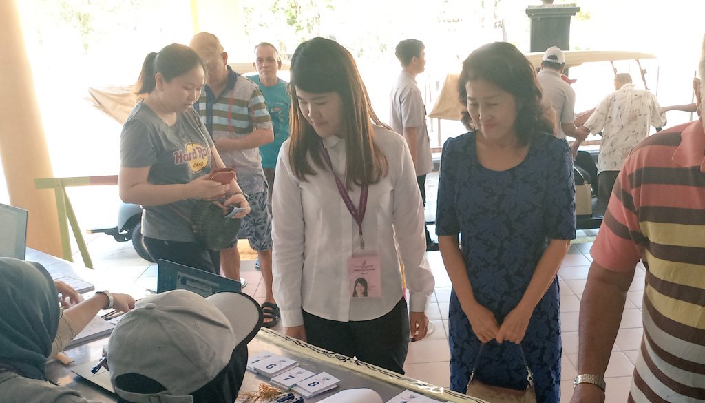 Calon DAP PRK Sandakan,Vivian Wong hadir menemani ibunya untuk mengundi di SM Yu Yuan @501Awani