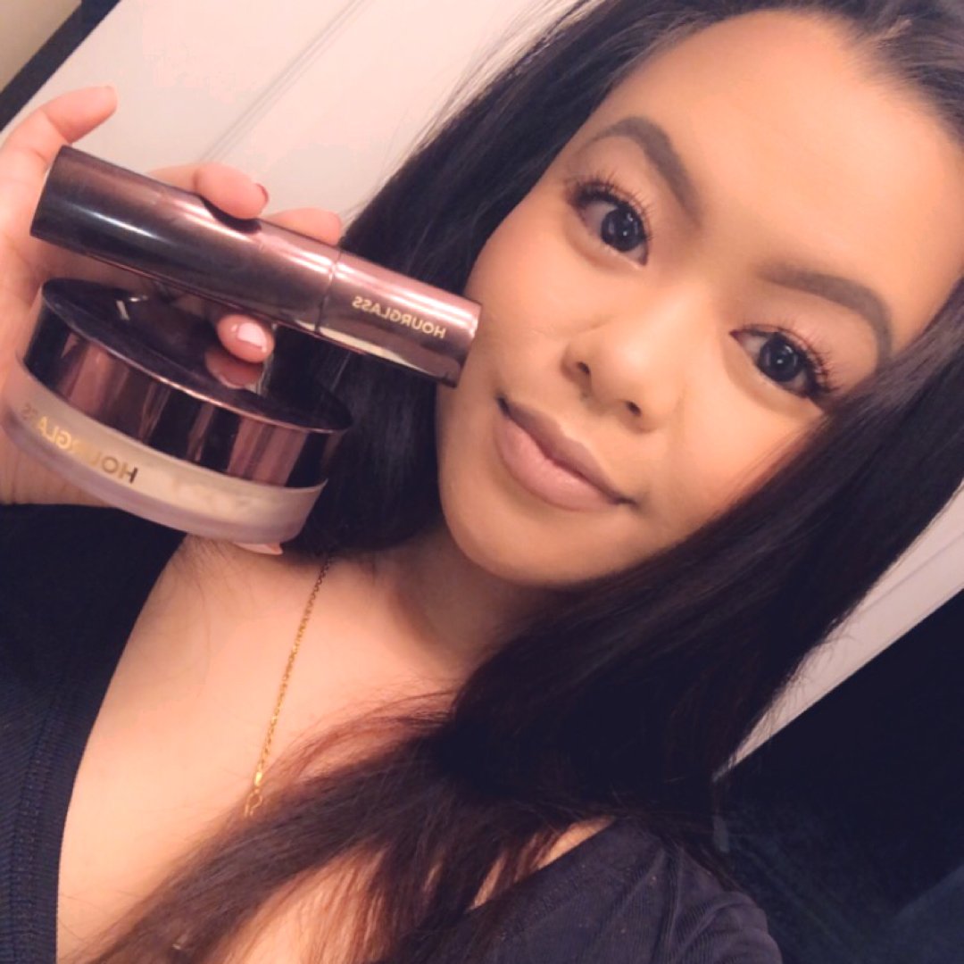 LanoyAnahi's tweet photo. thank you @Influenster & @hourglasscosmetcs for my #complimentary #VanishStickFoundation and #VeilSettingPowder 🤤 https://t.co/Yee9QN5zfr
