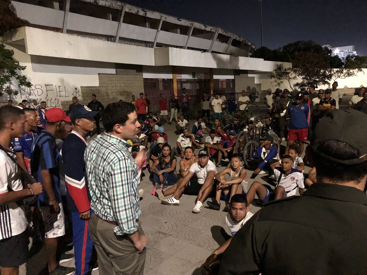 camilogeorge1's tweet photo. Conversamos con la #GarraSamaria en pleno, previo al partido @UnionMagdalena VS @DeportivoPasto. Con estos jóvenes estamos trabajando programas de convivencia en distintos barrios, impulsando su identidad y cultura a través de la música y cultura. https://t.co/3o2a9MOdcO