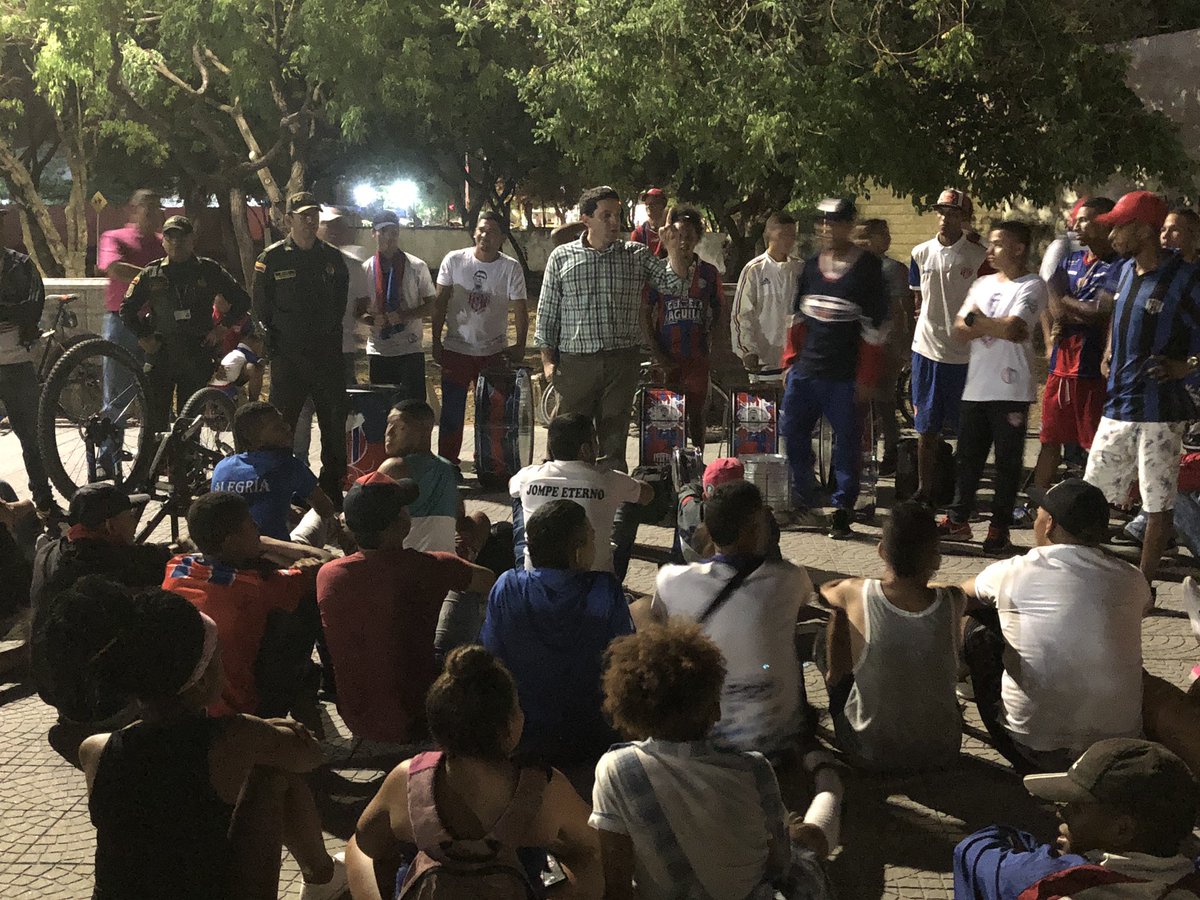 camilogeorge1's tweet photo. Conversamos con la #GarraSamaria en pleno, previo al partido @UnionMagdalena VS @DeportivoPasto. Con estos jóvenes estamos trabajando programas de convivencia en distintos barrios, impulsando su identidad y cultura a través de la música y cultura. https://t.co/3o2a9MOdcO