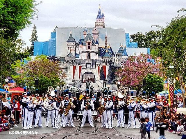 Disney366's tweet photo. Day 2687: What better way to #GetTheWeekendStarted than #Dancing with the #DisneylandBand.
#Disney366 @@Disneyland @@DisneylandToday -

LOCATION:
#MainStreetUSA #Disneyland -

DISNEY:
#Disneyland366 #Disney2019 #Disneyland2019 #DisneyTime #Disney #Disney… https://t.co/y0pq8pfIOY https://t.co/oBW3yeztlL