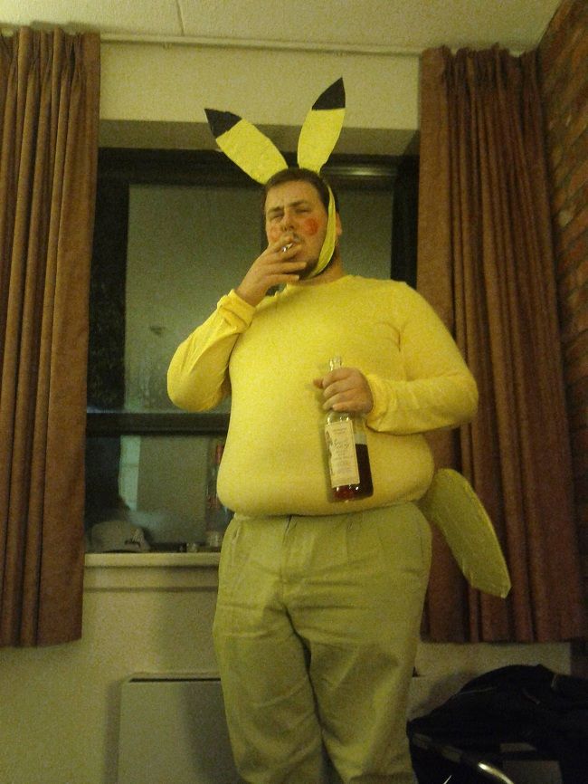 Tweetosaurio1's tweet photo. Detective Pikachu en versión Torrente. https://t.co/iqtV6lbr7l