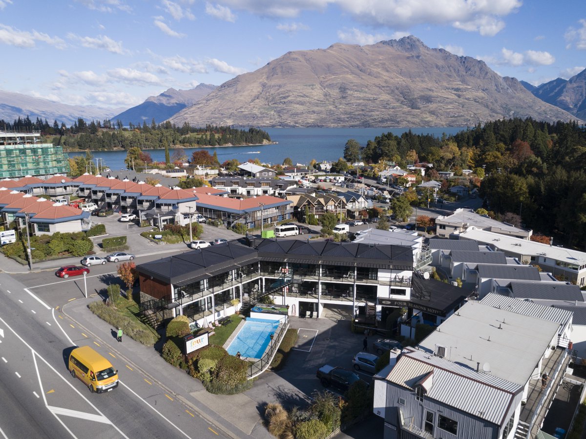 NZFourSeasons's tweet photo. Uhg! Would you look at this beautiful aerial shot of our sweet little motel? We're the one with the pool, of course. 😎 🏊‍♀️ We couldn't ask for a better location! Catch 360 views of water and mountains from our Motel and walk or bike to all the coolest spots in #Queenstown! https://t.co/qDJCh4KHZs