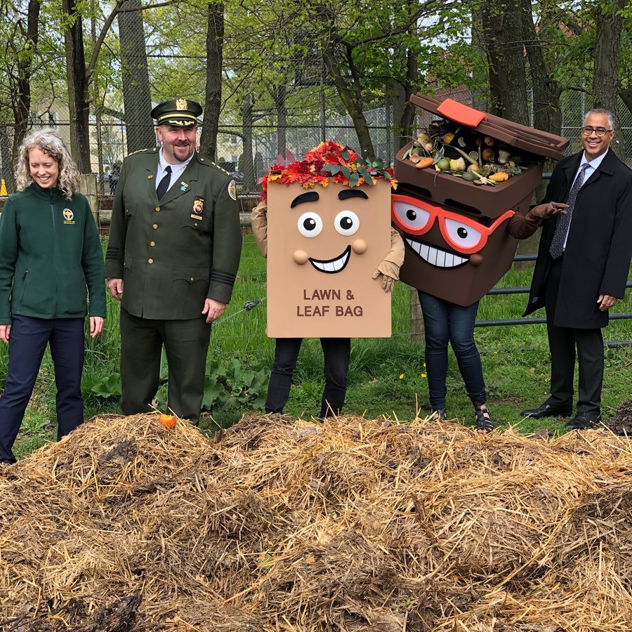 nycgov's tweet image. .@NYCSanitation celebrates International Compost Awareness Week and reminds Queens residents to #MakeCompostNotTrash: on.nyc.gov/2HcsKCm