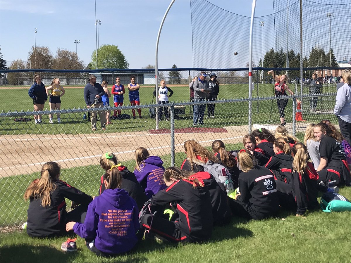 GirlsTrackNP's tweet photo. This is what small town looks like! #HuskyNProud https://t.co/b6GiDqUVv1