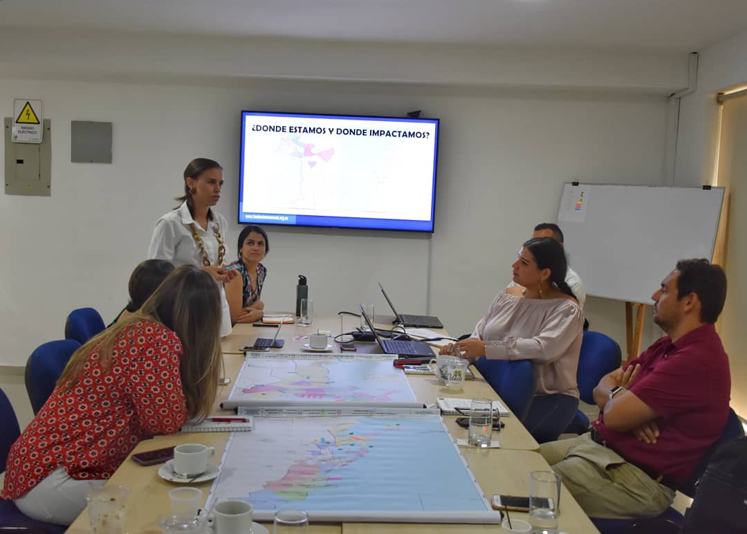 Queremos generar impactos colectivos en la ciudad.
Por esta razón, presidimos recientemente un espacio entre diferentes actores que trabajamos por la educación y la sostenibilidad en Cartagena, con el fin de promover la construcción de una agenda colectiva para la ciudad.