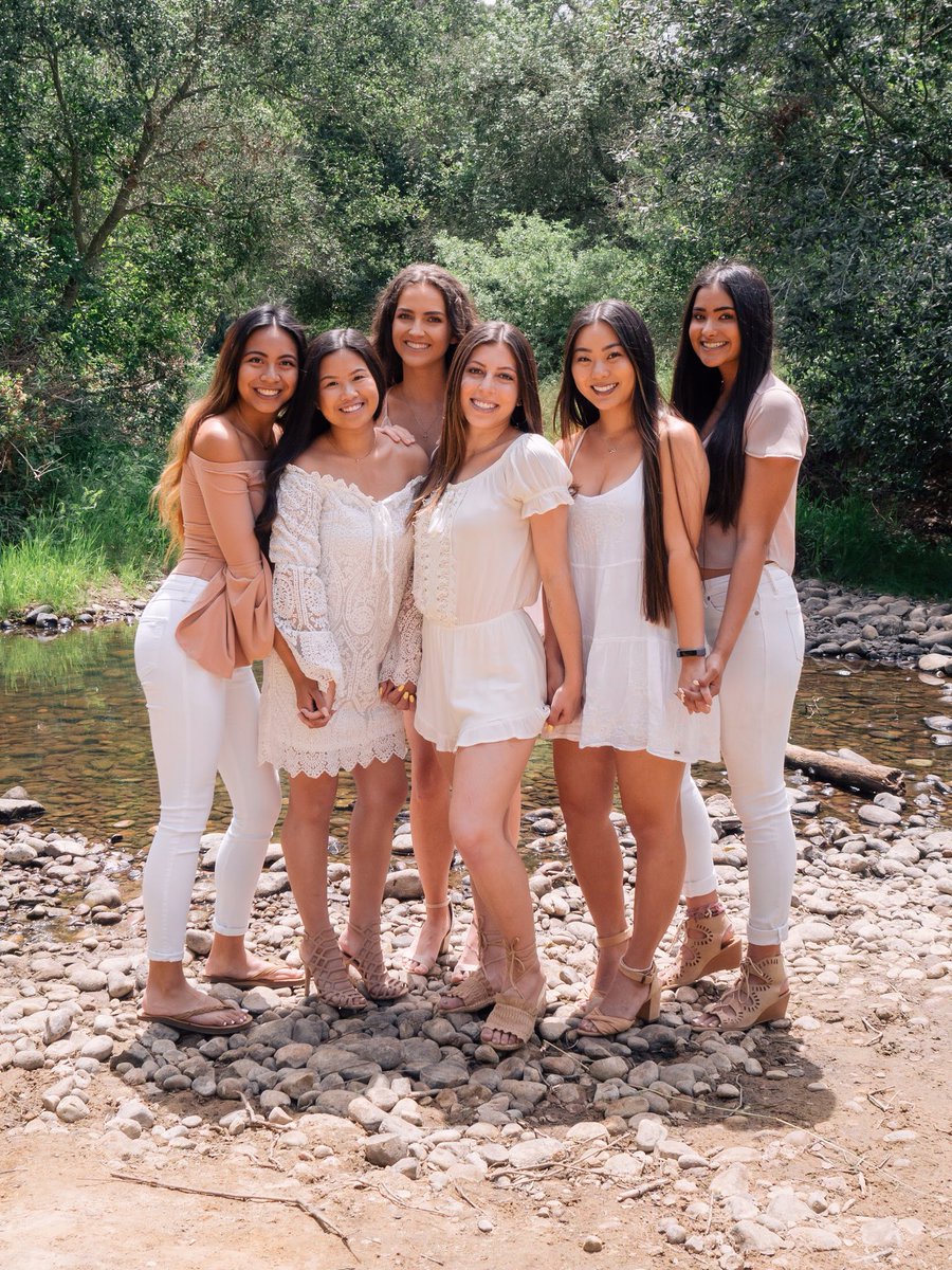 SigmaKappaUCSD's tweet photo. We are so thankful we have our sisters to get us through the school year 💚 https://t.co/XBQN7mvBRW