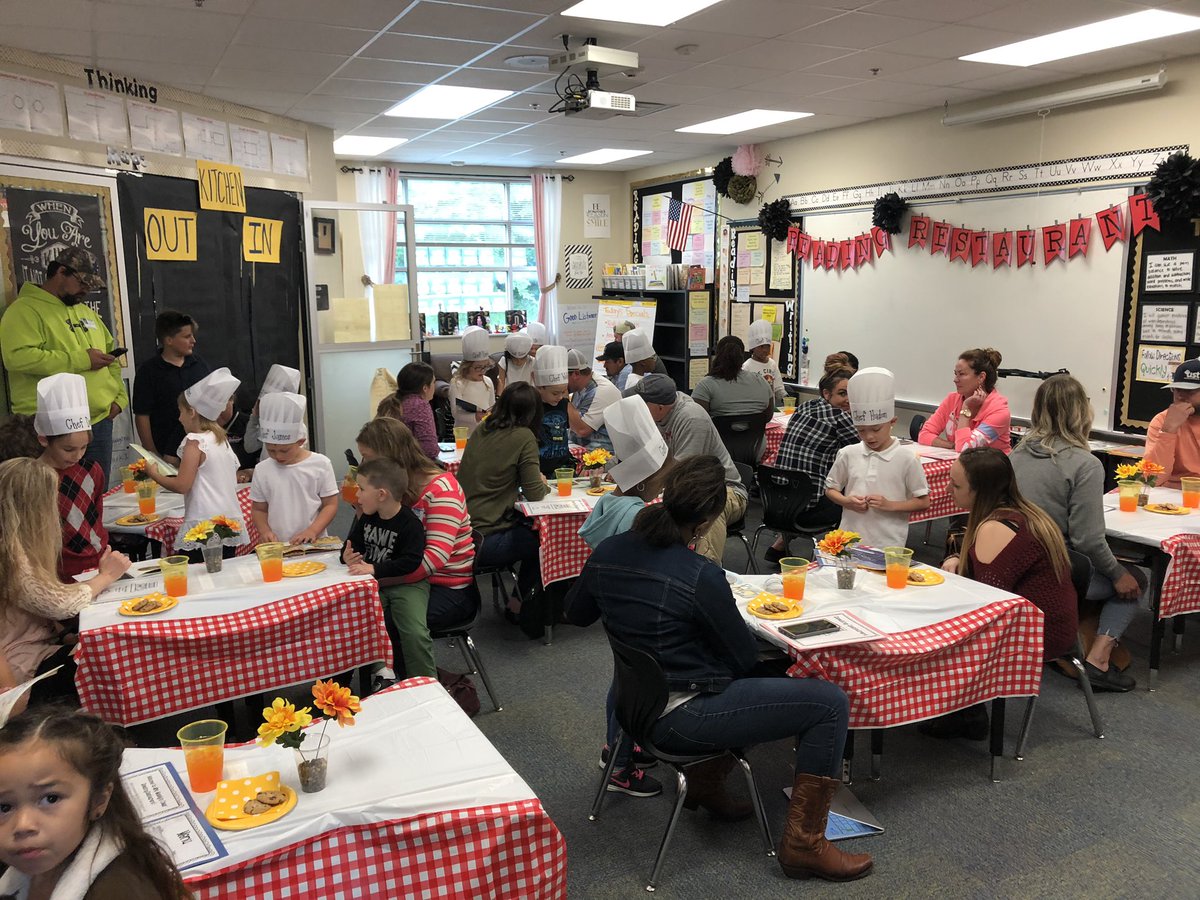 LMoselyTX's tweet photo. First grade Reading Restaurant!!! SUCH a fun event!!! @CLESLilTexans https://t.co/Dk2iTfidIq