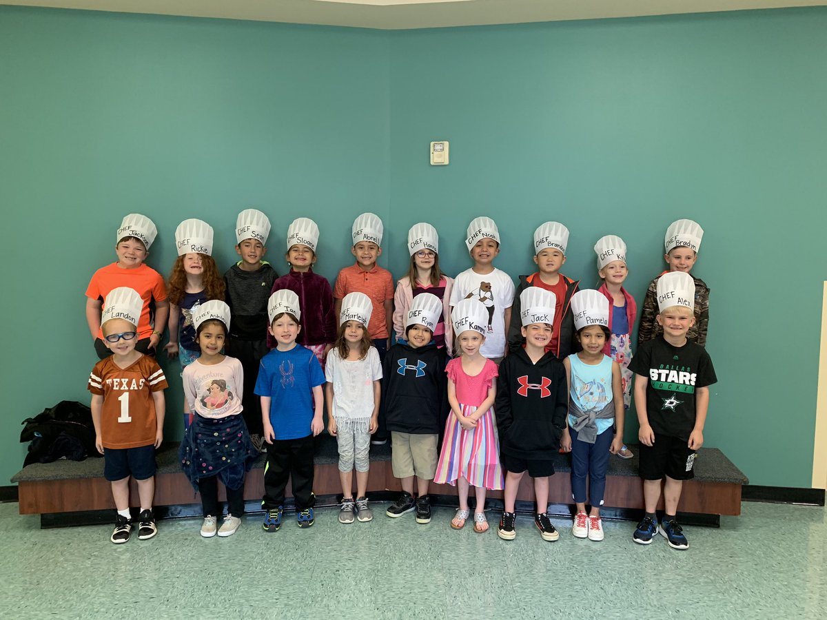 LMoselyTX's tweet photo. First grade Reading Restaurant!!! SUCH a fun event!!! @CLESLilTexans https://t.co/Dk2iTfidIq
