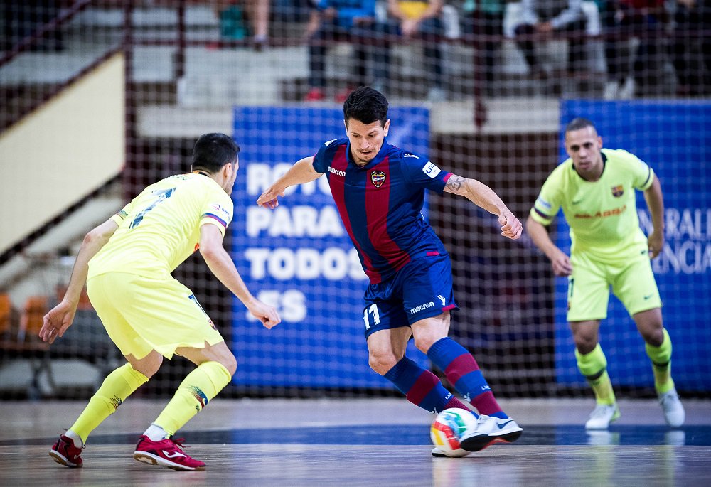 Guerrerofutsal's tweet photo. #PlayOffLNFS
⏰ Terminó el partido en Paterna 5--3 #levanteBarça
El conjunto de @damadrid1 en la prórroga con un poker de @ceciliomorales9 consigue el primer partido disputado con su afición entregada
#levante #ludfs #fcb #barça #fcbarcelona #viernes #futbolsala https://t.co/Dly82hVA4O