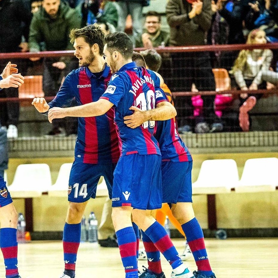 Guerrerofutsal's tweet photo. #PlayOffLNFS
⏰ Terminó el partido en Paterna 5--3 #levanteBarça
El conjunto de @damadrid1 en la prórroga con un poker de @ceciliomorales9 consigue el primer partido disputado con su afición entregada
#levante #ludfs #fcb #barça #fcbarcelona #viernes #futbolsala https://t.co/Dly82hVA4O
