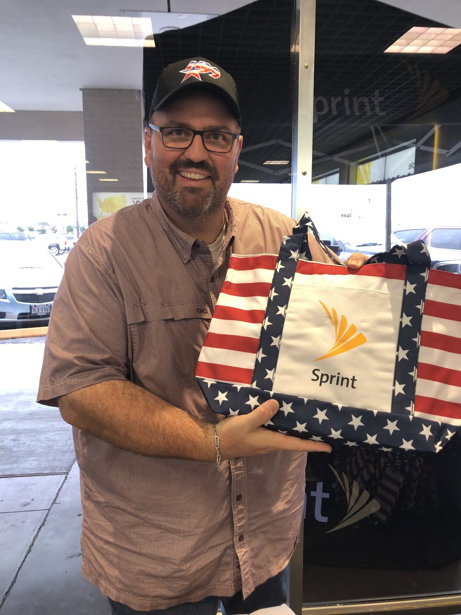 BigFrankRadio's tweet image. Come say HOWDY to Big Frank 🇺🇸 It’s Military Spouse Appreciation Day and @sprint has a free gift for military spouses and children (while supplies last  and valid military ID required). We are here ‘til 6pm. #ad #Sprint #K99Live #MilitarySpouseAppreciationDay