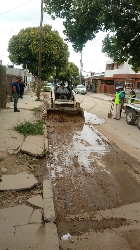 CpcRuta20's tweet photo. ✅ Mitigamos los daños provocados, durante varios meses y en diversas oportunidades, limpiamos el barro que trajo el agua, arrojada por la empresa contratada por el Gobierno Provincial, en la obra de circunvalación. https://t.co/eZaFD5Yi1P