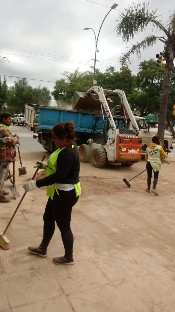 CpcRuta20's tweet photo. ✅ Mitigamos los daños provocados, durante varios meses y en diversas oportunidades, limpiamos el barro que trajo el agua, arrojada por la empresa contratada por el Gobierno Provincial, en la obra de circunvalación. https://t.co/eZaFD5Yi1P