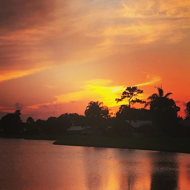 TinsAndToys's tweet photo. The Night Is About To Begin: #darlingescapes #travelgram #lovetotravel #traveldiary #viewfromthetop #simplyadventure #abmytravelbug #abmtravelbug #flashofdelight #wheretofindme #beautifuldestinations #worldcaptures #passionpassport #worldplaces #travelaw… https://t.co/6bTjNd5KV1 https://t.co/r03c0lDJAP