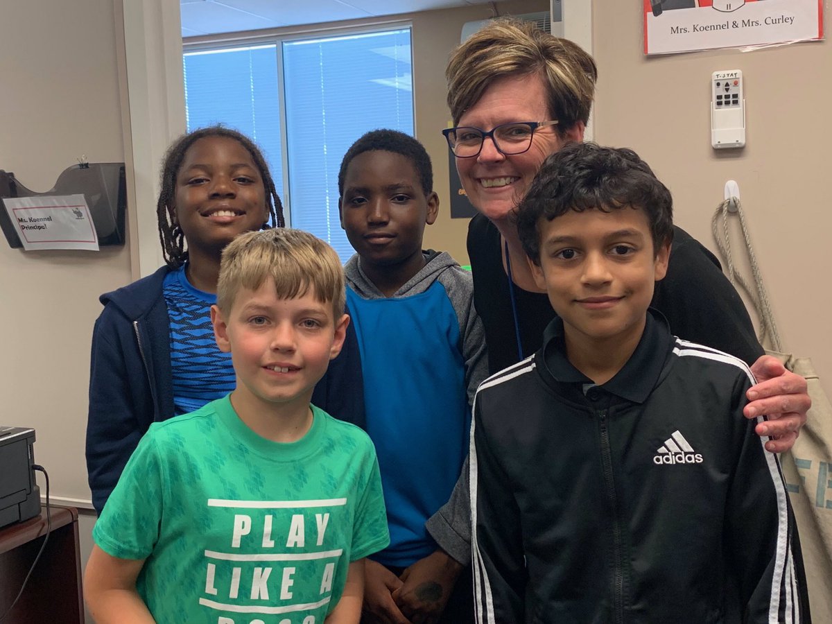 RHLeeESGrade4's tweet photo. We love lunch bunches with our principal @RHLeeESAACPS #AACPSawesome #WeAreBetterTogether #sweettreat https://t.co/AO3vIOdLXb
