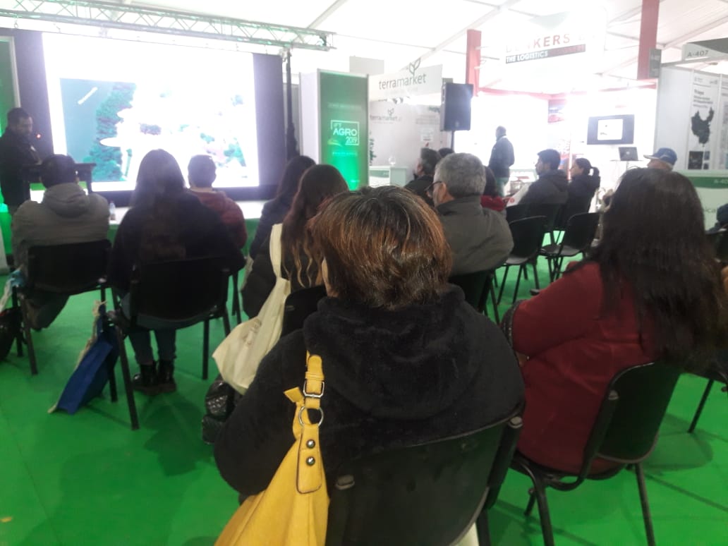 MinagriMaule's tweet photo. Seremi @MinagriMaule @TorresPirazzoli destacó la masiva participación de agricultores en @IFTagro y relevó la presencia del @MinagriCL con un stand de servicios del agro y con charlas sobre proyectos de innovación de @FIA_Chile. Revisa la nota aquí: https://t.co/kKRN1ivbsl https://t.co/R5t7xLQaPV