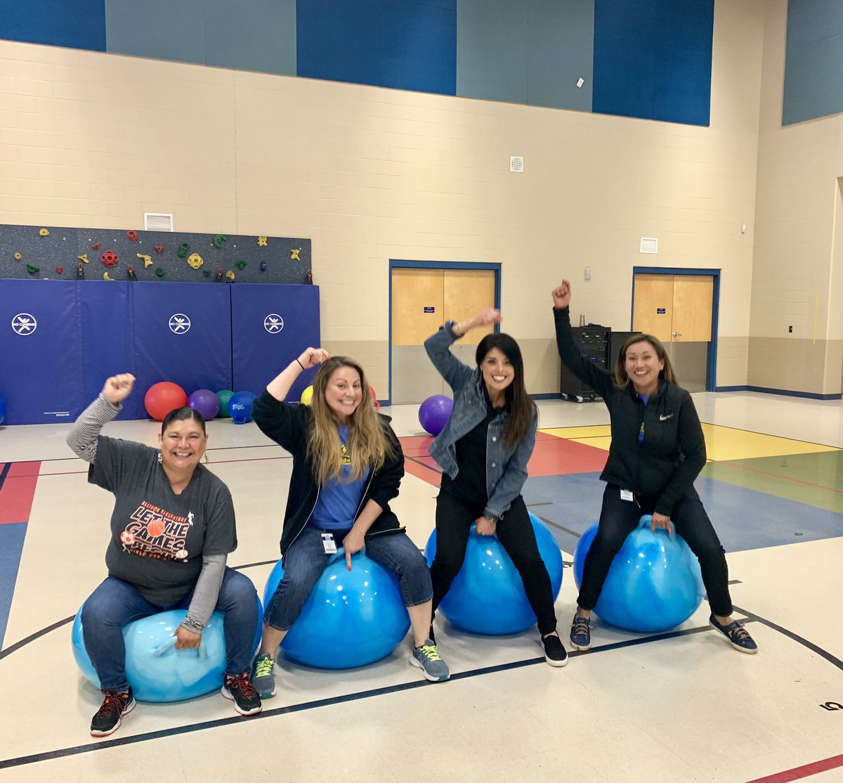 nisdbeatricej11's tweet photo. BEES Field Day!🐝💛#ThisIsEllison https://t.co/sVgigubZV0