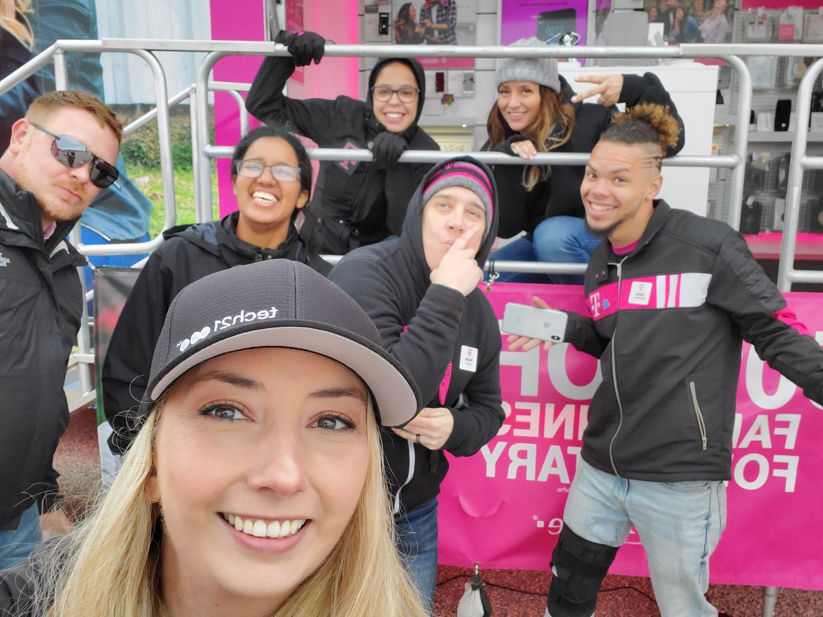 TinaZAGG's tweet photo. Hanging with @TMobileTruckNE at #springfest in #misquamicutbeach #westerly come see the amazing t-mobile crew tonight, tomorrow and Sunday and enjoy the festivities! #magenta #dropafterdrop @Tech21Official https://t.co/TjDPDQH7KE