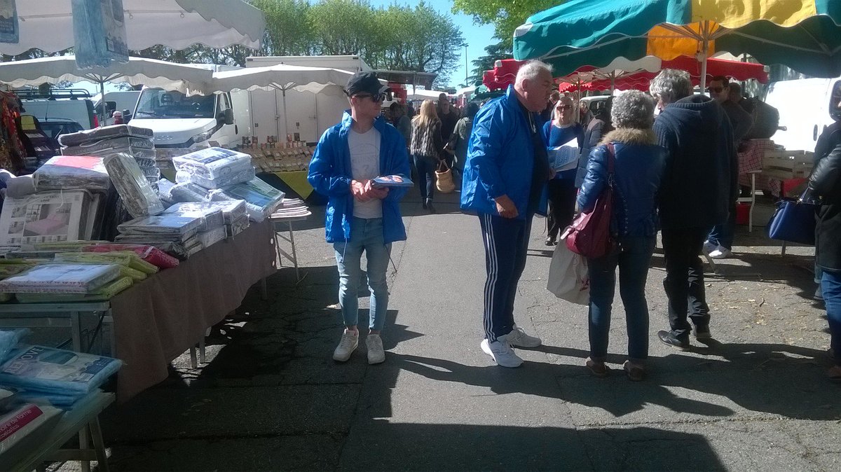 PORQUETCeline's tweet photo. Ce vendredi matin, en action sur le marché de #LaVoulteSurRhône #Ardéche #RN #RN07 #OnArrive https://t.co/7Vn5NYJjup
