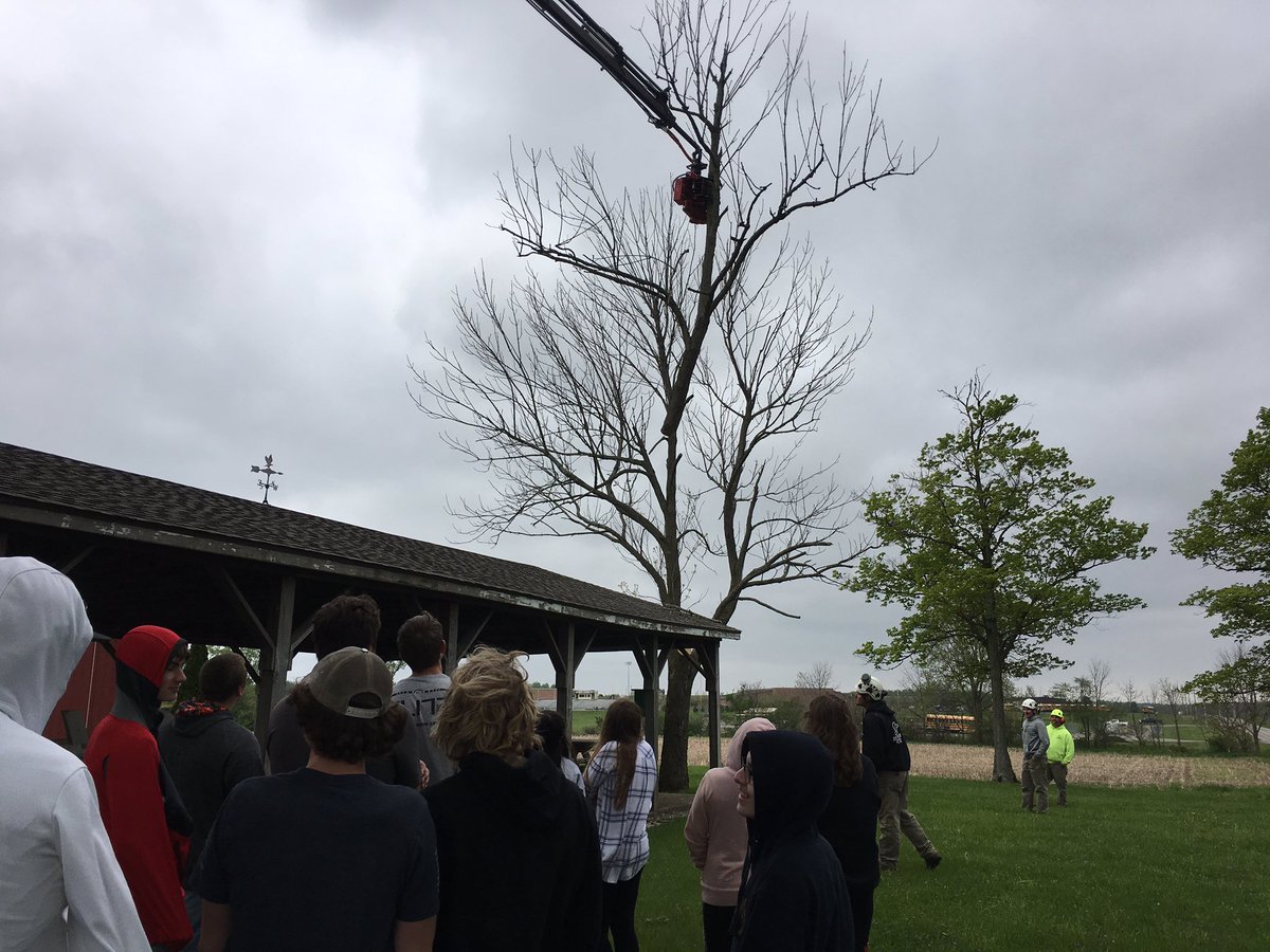 BenloganFFA's tweet photo. Big shout out to JT Tree Service for coming to do a demo today on a tree at the Benjamin Logan FFA Land Lab. Great exposure on a very cool process! https://t.co/SHnQWRLc2A