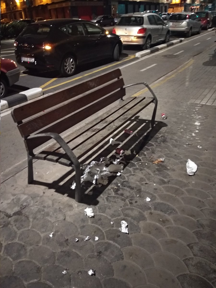 Edita_Bote's tweet photo. @joanribo @compromis @CompromisVLC  ¿Para cuándo multas a estas actitudes incívicas? Lo mejor de todo es que tienen unos contendores al lado. Estoy harta de ver esta imagen cerca de mi casa. #ManoDura #ValenciaLimpia https://t.co/McKQvhKNF6