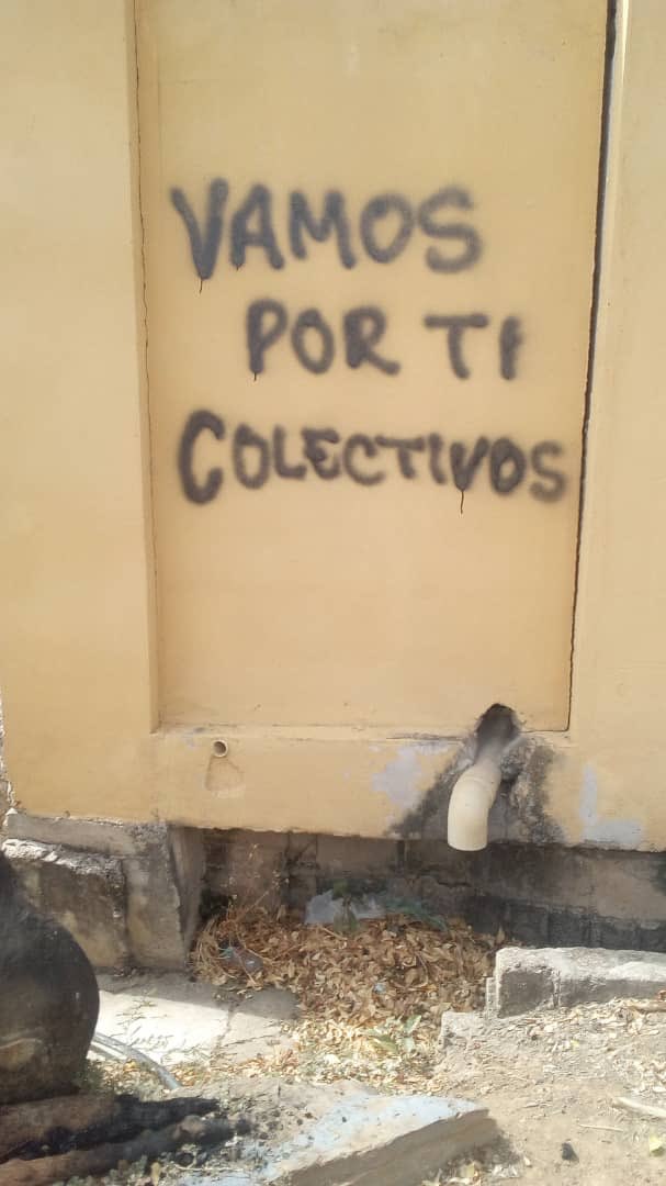 VenteGuaricoYA's tweet photo. #URGENTE
Así dejaron la casa de nuestra secretaria política estadal, @miluzma, en Valle de La Pascua hoy viernes #10May.
Preparen spray para todas las casas de Guárico.
Más elementos para el expediente de violaciones y abusos por los que pagarán. https://t.co/BBNhlFbL3h