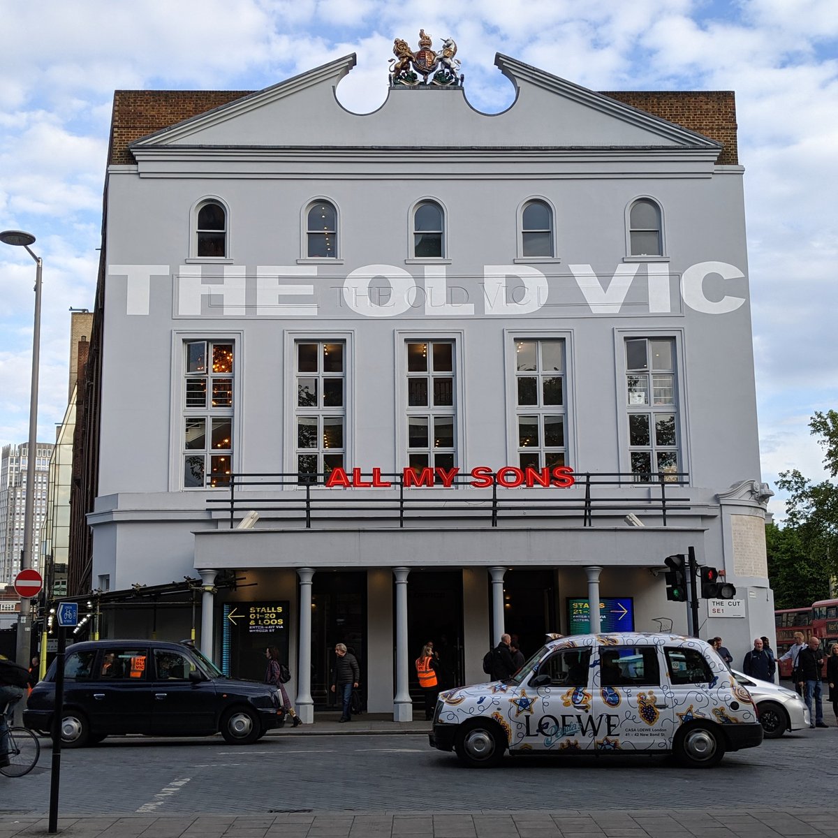 dawsonsweek's tweet photo. Adorable solo day in London - went to a few record shops, bought signed copies of some of my favourite books at @Foyles (@tjenkinsreid and @agreer) then read by the Thames until watching #AllMySons at @oldvictheatre with @SheepaMiah. https://t.co/Yu6WVTpIUP