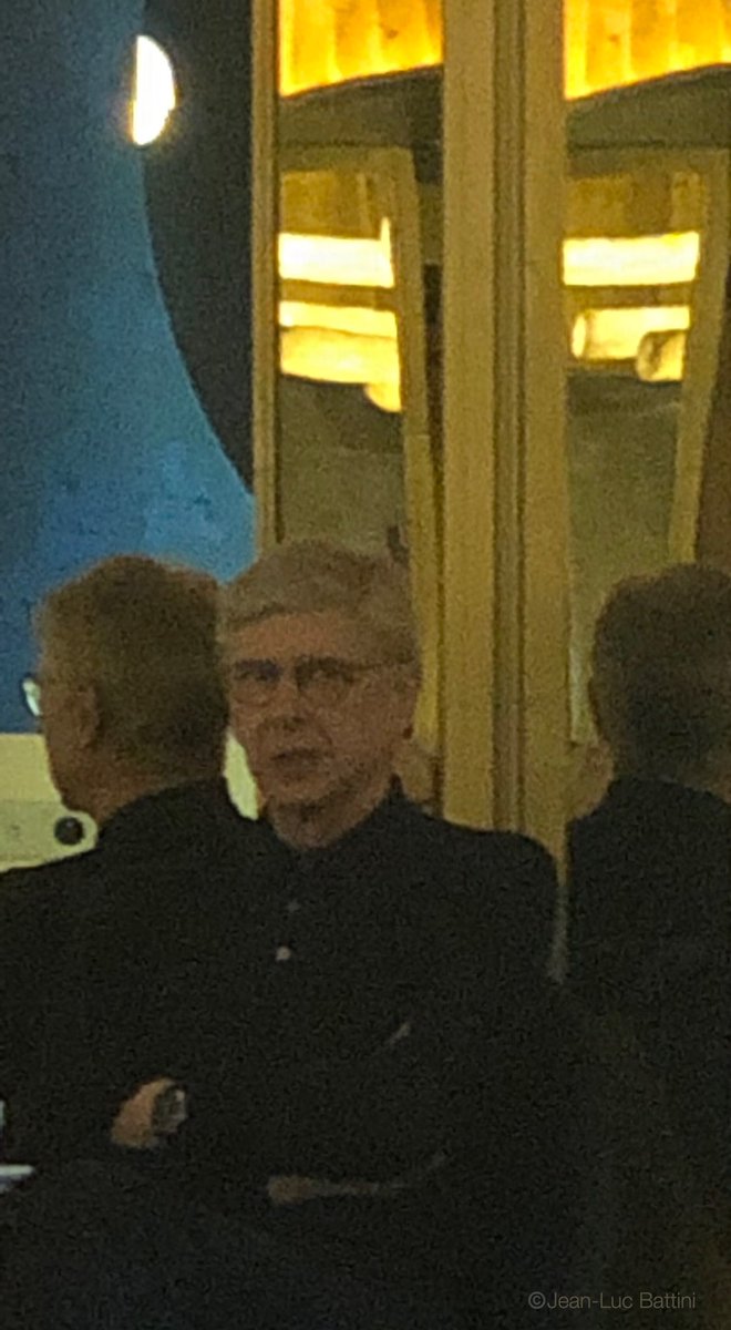 jeanlucbattini's tweet image. #ArseneWenger à #Paris pour signer avec le #PSG ? Très sollicité depuis son départ d’#Arsenal ; #Bayern Munich, #ASRoma etc. et l’#émir du #Qatar qui rêve de se l’offrir. #Wenger se confie ; j’ai toujours été proche du PSG, j’ai toujours #supporté le PSG... Suspens...😉🤫 ph: JLB