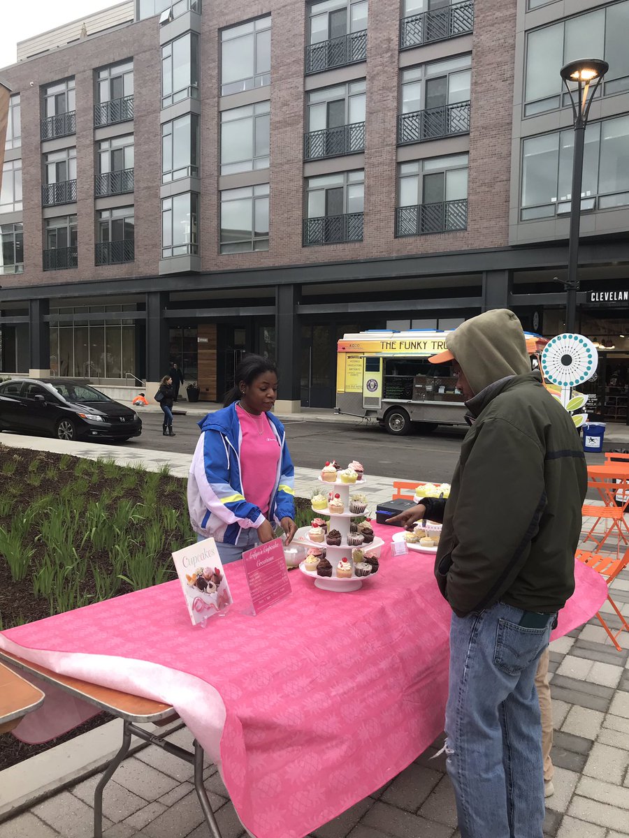 youngeinstitute's tweet photo. Young Entrepreneur Market is at #bloomandbuzz at @vanakendistrict tonight!! We are located in front of @MitchellsCleve! Come support our #kidpreneurs #NEOeship https://t.co/bg7kcEN84a