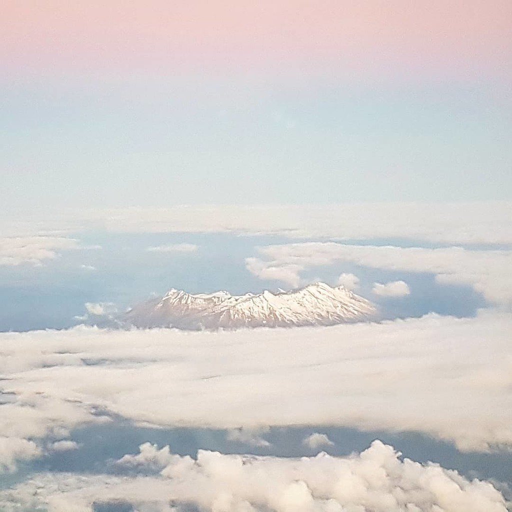 SeafloorScience's tweet photo. New Zealand from the air looks like some kind of fantasy dream sequence.
🛩🗻
#airnewzealand #airnzshareme #airnz #newzealand #mistymountains #mistymountain #dreaming #planewithaview #mountainview #mountainviews #bigsky #cloudsandmountains #pinksky https://t.co/6wnKOewKs6 https://t.co/xf0WSohNNn