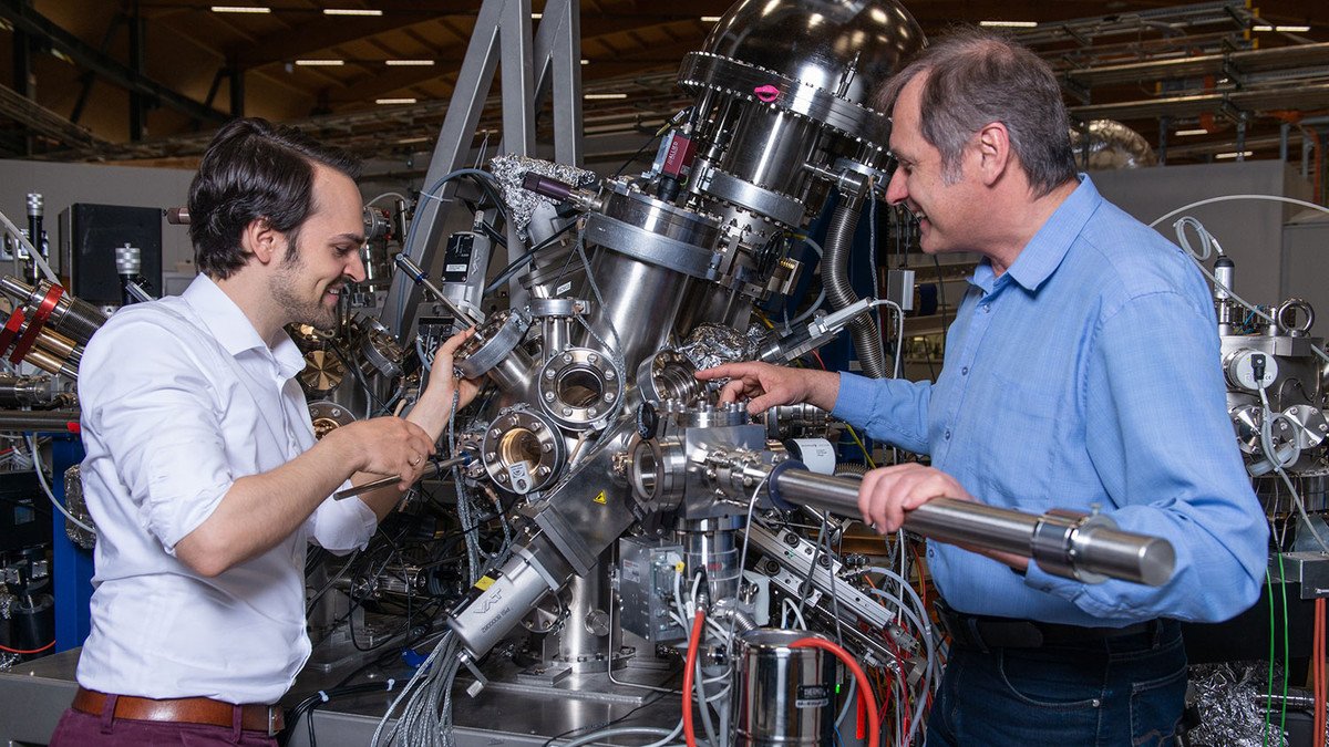 MDCPrecision's tweet photo. New material also reveals new quasiparticles https://t.co/yV8zzo0a11 #PSI #SLS #Quasiparticle #Physics #mdcvacuum #synchrotron #PhotoelectronSpectroscopy #Spectroscopy #PhysicsNews #VacuumChamber #Chirality #Chiral #Crystal #Topology #Vacuumscience #quantum #quantumphysics #UHV https://t.co/VpHF5Lk0I4