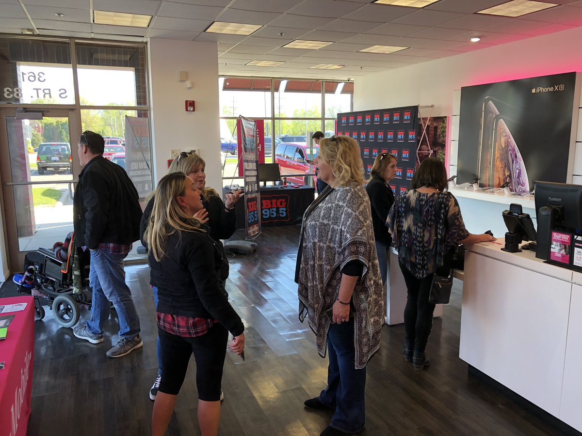 cbgrelyak's tweet photo. @Big955Chicago is at T-Mobile (361 S Rt 83, Elmhurst) and they are raffling off concert tickets and other prizes every half hour! Come by and check it out! #AreYouWithUs @DOrtale1 @vsamples25 @CP_Polizzi @kgcline https://t.co/EXDI1gjKaT