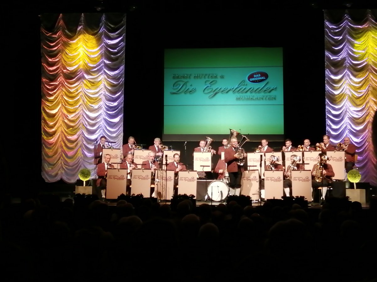 MichaelAusTUT's tweet photo. Schön war's! #ErnstHutter #EgerländerMusikanten #Friedrichshafen #Blasmusik https://t.co/dYRh1XH606