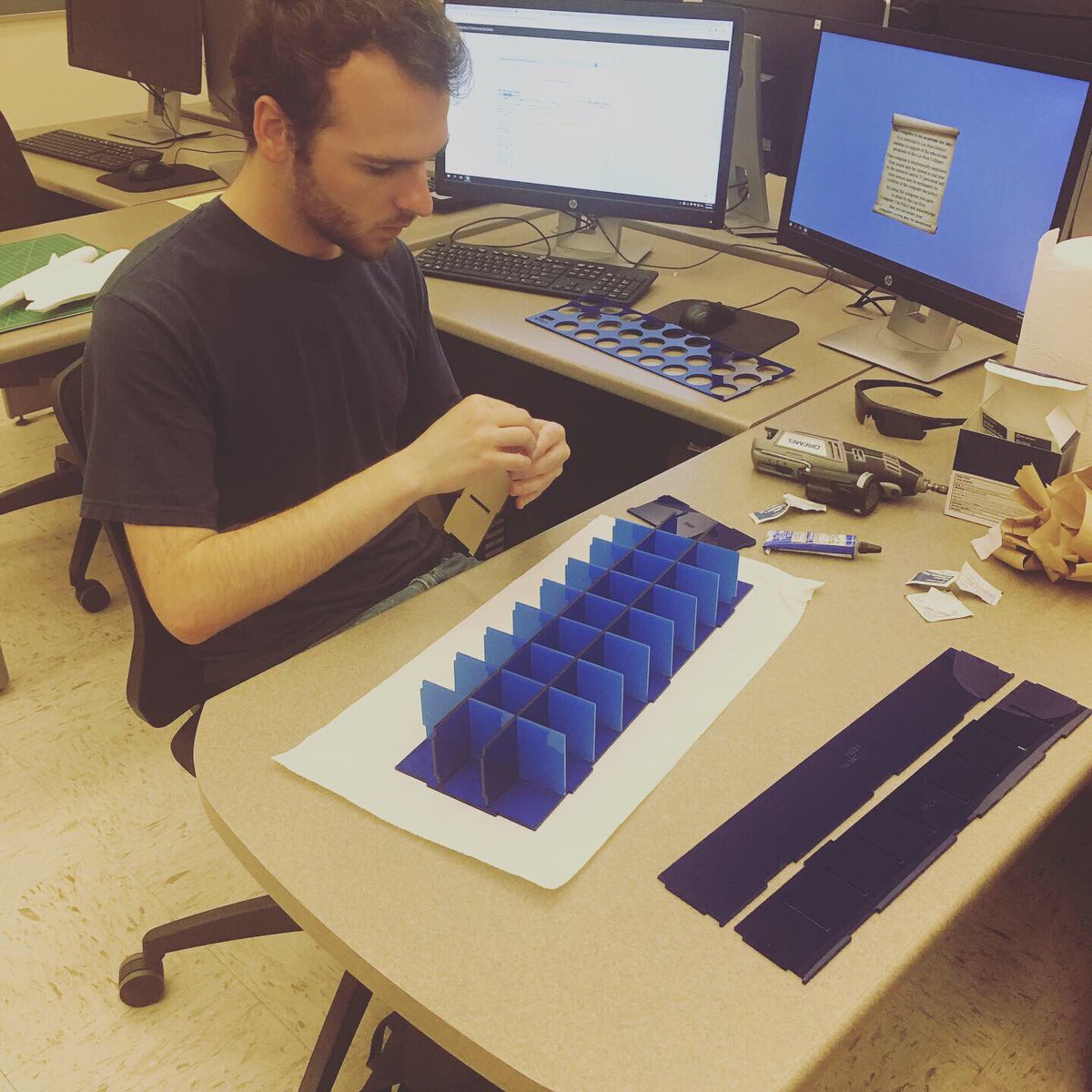 ARCDesignHub's tweet image. Can you guess what we are making!? 🤗 
This holder we are making are going to be used to hold up the ASL Hands we have 3D printed here @arcdesignhub!! #cccmaker