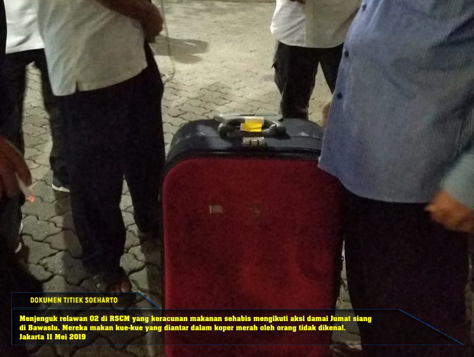 Tengah malam tadi pukul 00.30 saya  menjenguk relawan 02 di RSCM, sangat menyedihkan.. mereka keracunan makanan sehabis mengikuti aksi damai Jumat siang di Bawaslu. Mereka makan kue-kue yang diantar dalam koper merah oleh orang tidak dikenal.