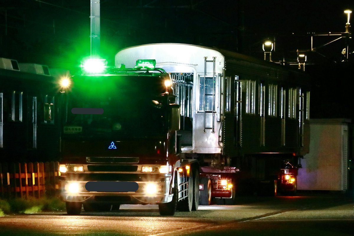 Tokuchan4698606's tweet photo. 【2019.5.10 東急8500系8620F 廃車搬出へ】

昨夜、サハ8937(3号車)、デハ8896(4号車)が廃車搬出されました。
これで、8620Fの10両すべてが廃車搬出されることになりました。
43年間本当にお疲れ様でした！

#東急8500系
#8620F https://t.co/tmxb50Fz1U