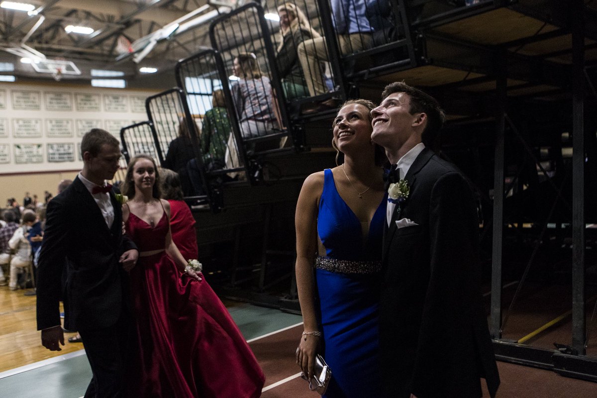 .<a href="/HopkintonHS/">HopkintonHighSchool</a> students kicked off Junior Prom 2019 with their traditional Grand March through the gym. 📸 More <a href="/metrowestdaily/">MetroWest Daily News</a> photos: metrowestdailynews.com/photogallery/W…