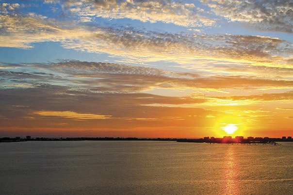 MSCVacationRent's tweet photo. Bean Point on #AnnaMariaIsland is a great walking beach and great for watching sunsets. Not a favorite for swimming due to the current and fyi - no public restrooms. #annamariarentals #BeanPointBeach https://t.co/jgjVWGuocZ
