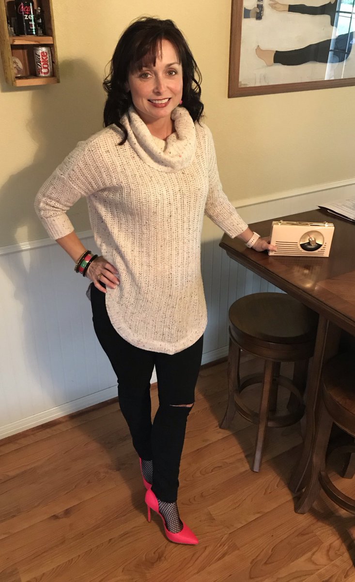 JeniML93's tweet photo. #ootd #OotdStyle #OotdFashion @JSCollection #heels #pumps #shoes #fishnets @katespadeny #bag #FridayNight #heelpop #heeldangle #FashionFriday https://t.co/RXqrJCFy1A