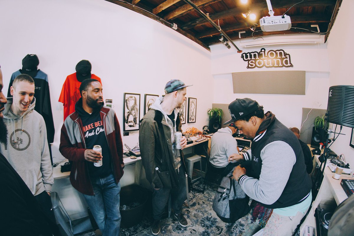 TheShiftBOS's tweet image. Grateful to be part of such an incredible community.

Producers, musicians, music FANS, rappers, singers, photographers, business men &amp;amp; women, visual artists, engineers... The list goes on and on. 💙

📸: @thearcitype 
#TheShiftBOS #RepNewEngland